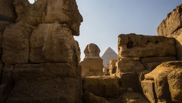 Сфинкс и пирамида в Эль-Гизе, пригороде Каира, архивное фото - Sputnik Азербайджан