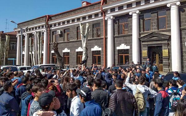 Студенты на улицах Гюмри (17 апреля 2018) - Sputnik Азербайджан