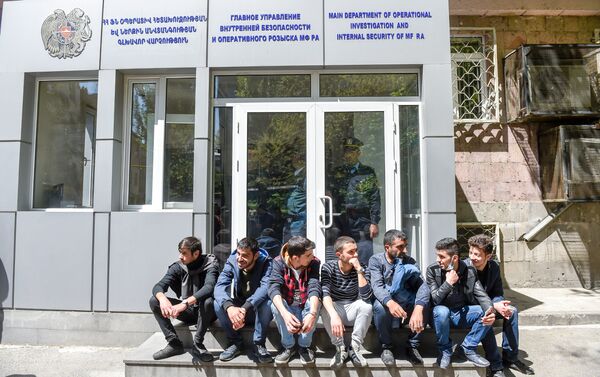 Активисты заблокировали вход в здание Главного управления внутренней безопасности и оперативного розыска МФ РА (17 апреля 2018). Ереван - Sputnik Азербайджан