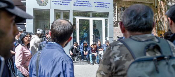 Активисты заблокировали вход в здание Главного управления внутренней безопасности и оперативного розыска МФ РА (17 апреля 2018). Ереван - Sputnik Азербайджан