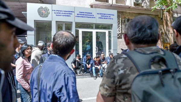 Активисты заблокировали вход в здание Главного управления внутренней безопасности и оперативного розыска МФ РА (17 апреля 2018). Ереван - Sputnik Азербайджан
