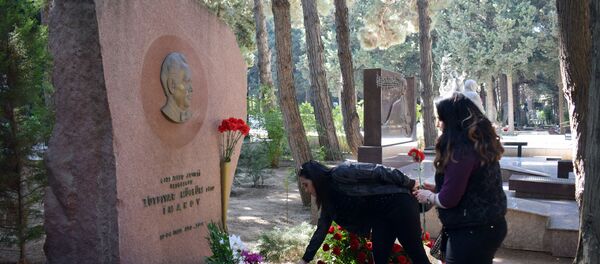 Девушки возлагают цветы на могилу Лютфияра Иманова на Аллее почетного захоронения Девушки возлагают цветы на могилу Лютфияра Иманова на Аллее почетного захоронения - Sputnik Азербайджан