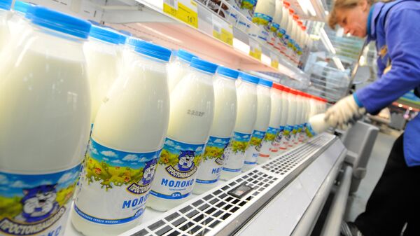 Продажа молока в магазине - Sputnik Азербайджан