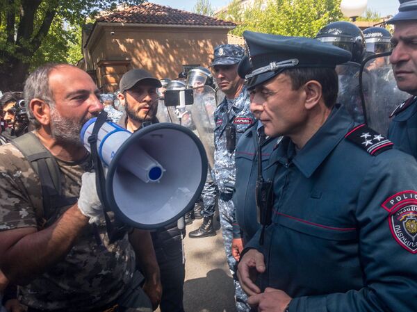 Лидер оппозиционной фракции Елк Никол Пашинян и заместитель начальника полиции Еревана Валерий Осипян перед зданием резиденции Премьер-министра Армении (18 апреля 2018). Ереван Лидер оппозиционной фракции Елк Никол Пашинян и заместитель начальника полиции Еревана Валерий Осипян перед зданием резиденции Премьер-министра Армении (18 апреля 2018). Ереван - Sputnik Азербайджан