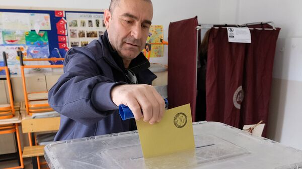 Мужчина голосует на одном из избирательных участков в Анкаре, фото из архива - Sputnik Азербайджан