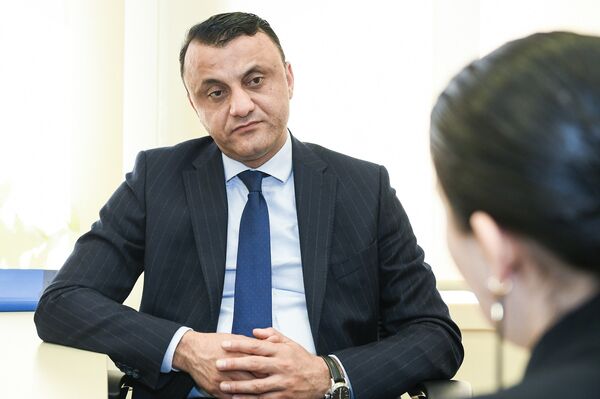 Руководитель департамента обязательного медицинского страхования Государственного агентства обязательного медицинского страхования (АОМС) Вугар Гурбанов Руководитель департамента обязательного медицинского страхования Государственного агентства обязательного медицинского страхования (АОМС) Вугар Гурбанов - Sputnik Азербайджан