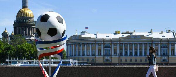 Скульптура в виде футбольного мяча на Университетской набережной в Санкт-Петербурге Скульптура в виде футбольного мяча на Университетской набережной в Санкт-Петербурге - Sputnik Азербайджан