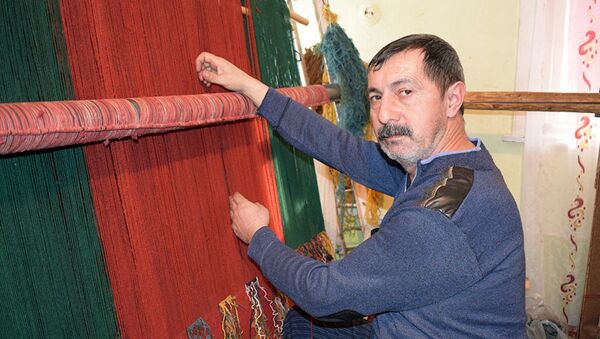 Создать красивый ковер способны и мужские руки - Sputnik Азербайджан