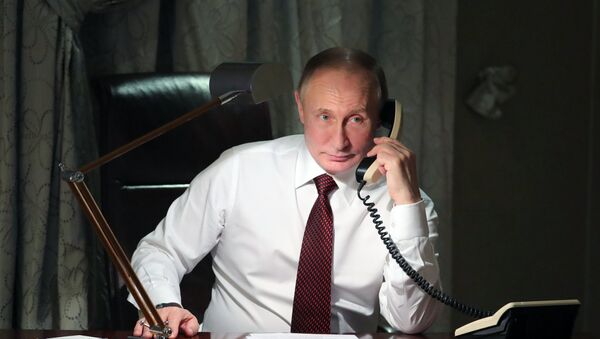 Президент РФ Владимир Путин во время телефонного разговора - Sputnik Азербайджан