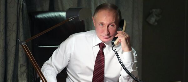 Президент РФ Владимир Путин во время телефонного разговора Президент РФ Владимир Путин во время телефонного разговора - Sputnik Азербайджан