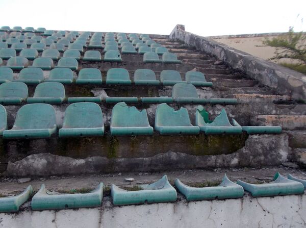 Bərdə şəhərindəki futbol meydançasının tribunalarındakı sındırılmış oturacaqlar Bərdə şəhərindəki futbol meydançasının tribunalarındakı sındırılmış oturacaqlar - Sputnik Azərbaycan