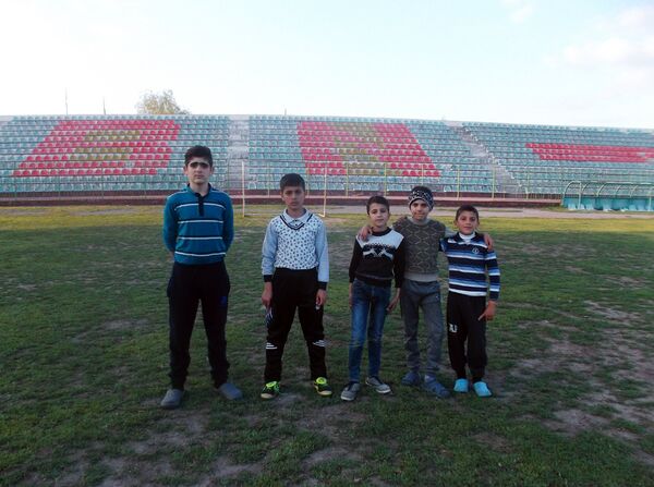Bərdədəki bu stadion hal-hazırda ətrafda yaşayan uşaqların əyləncə yeridir Bərdədəki bu stadion hal-hazırda ətrafda yaşayan uşaqların əyləncə yeridir - Sputnik Azərbaycan