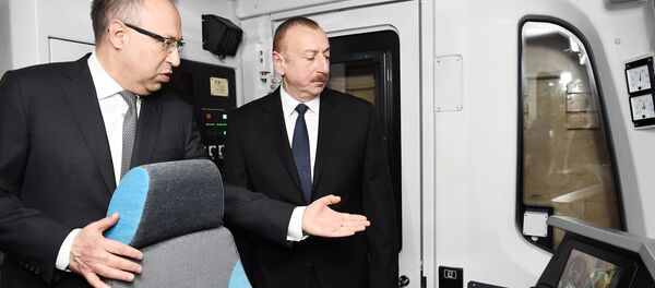 Президент Ильхам Алиев знакомится с новыми поездами Бакинского метрополитена Президент Ильхам Алиев знакомится с новыми поездами Бакинского метрополитена - Sputnik Азербайджан