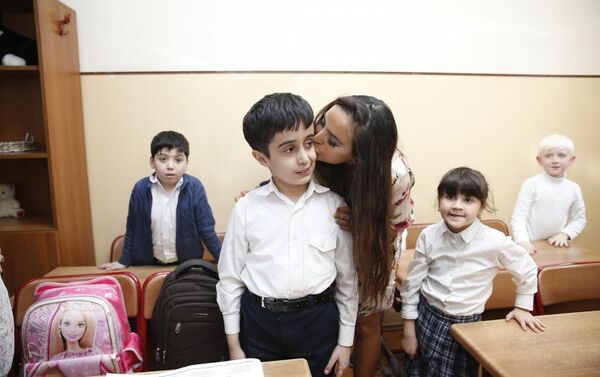 Вице-президент Фонда Гейдара Алиева Лейла Алиева в школе-интернат номер 5 для детей с ограниченными возможностями здоровья - Sputnik Азербайджан