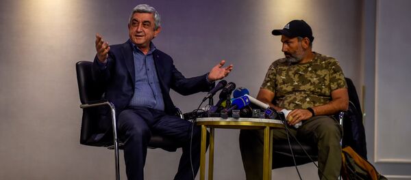 Встреча Премьер-минитра РА Сержа Саргсяна и лидера оппозиционной фракции Елк Никола Пашиняна (22 апреля 2018). Гостиница Marriott Armenia, Ереван Встреча Премьер-минитра РА Сержа Саргсяна и лидера оппозиционной фракции Елк Никола Пашиняна (22 апреля 2018). Гостиница Marriott Armenia, Ереван - Sputnik Азербайджан