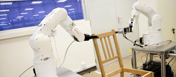 Роботы собирают стул в Наньянском технологическом университете в Сингапуре, 17 апреля 2018 года - Sputnik Азербайджан
