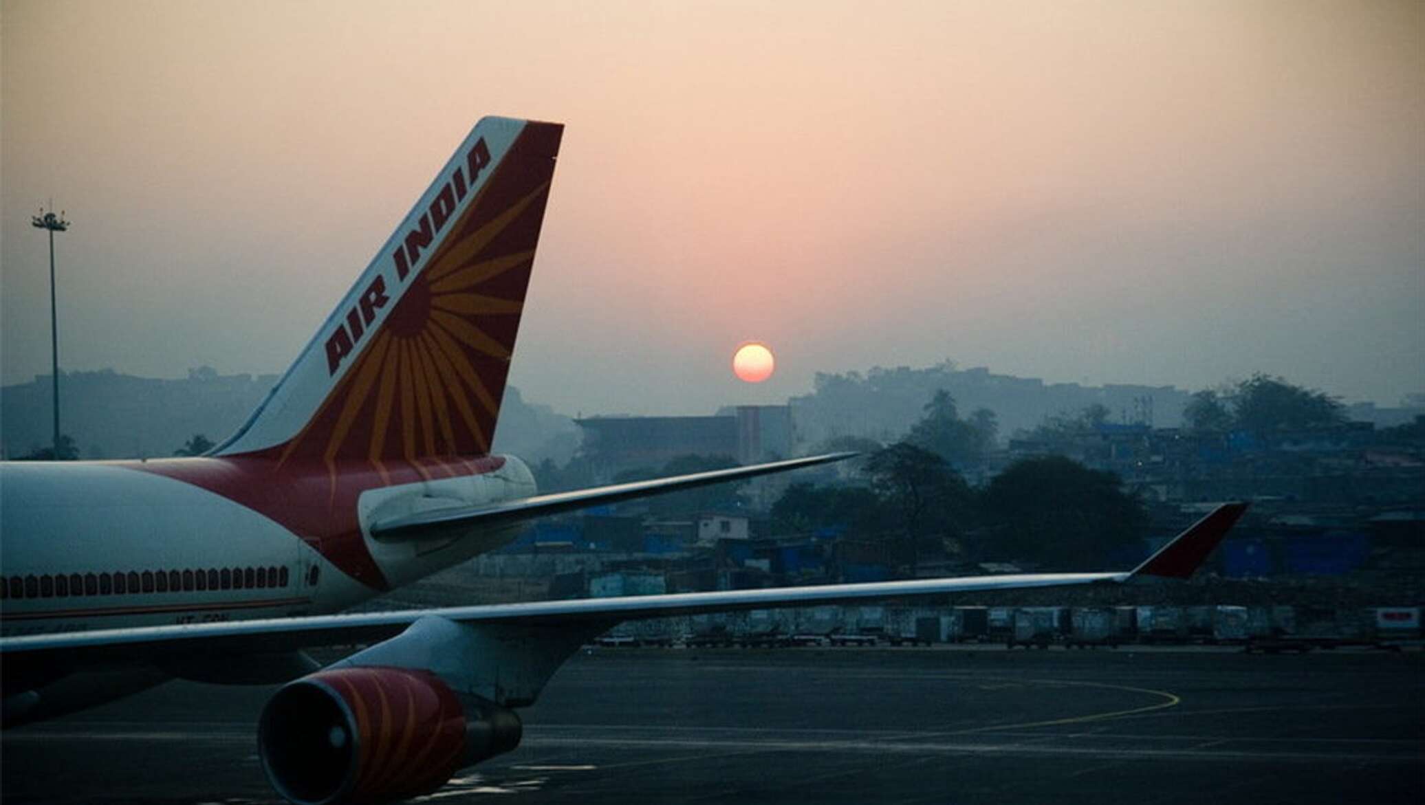 Сан франциско самолет. Самолёт авиакомпании Air India. Аэропорт Мумбаи. Боинг 777 Магадан. Индия аэропорт самолеты.