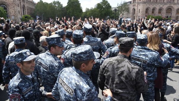 Полицейские на площади Республики в Ереване, где происходят акции протеста участников оппозиции - Sputnik Azərbaycan