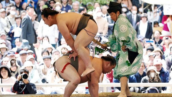 Сумоисты во время показательного боя на турнире по сумо в синтоистском святилище Ясукуни в Токио - Sputnik Азербайджан