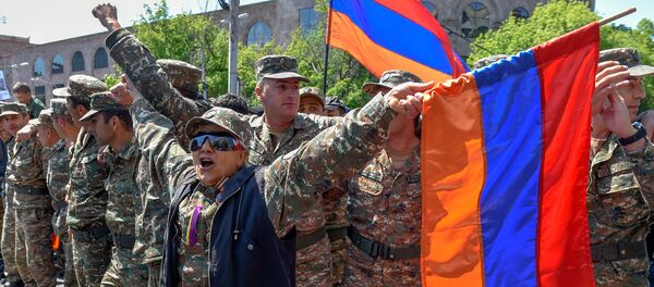 Протестующие в военной форме присоединились к шествию студентов (23 апреля 2018). Ереван Протестующие в военной форме присоединились к шествию студентов (23 апреля 2018). Ереван - Sputnik Азербайджан
