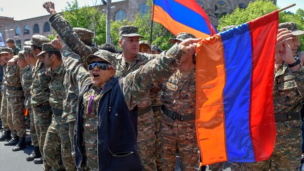 Протестующие в военной форме присоединились к шествию студентов (23 апреля 2018). Ереван - Sputnik Azərbaycan