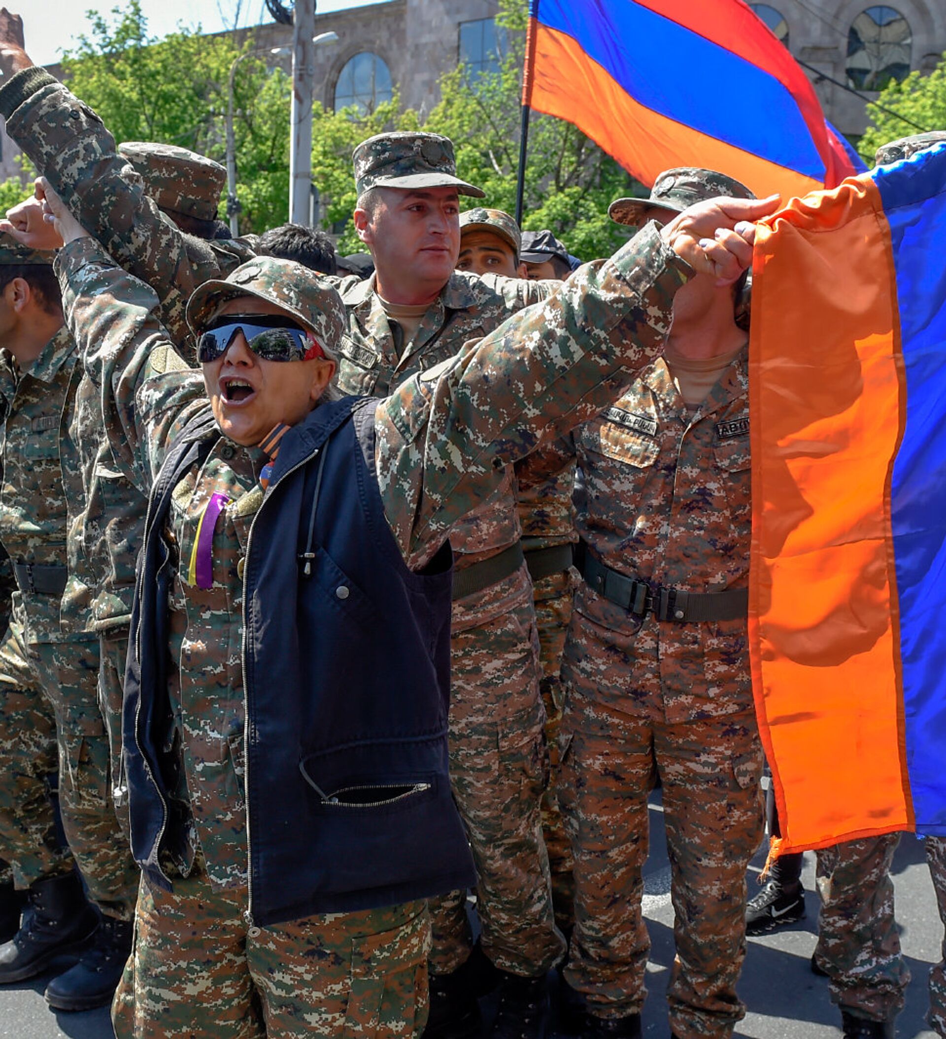 Армянская Военная форма. Армянские военные с флагом. Армянские форма Военная флагом. Шеврон миротворцев Карабах. Армяне бегут