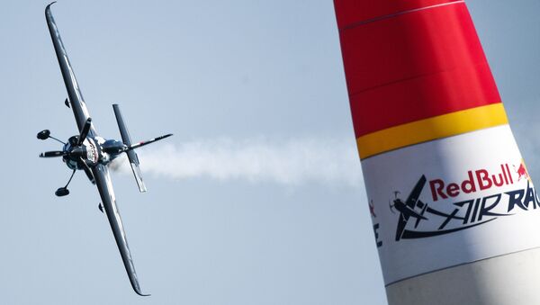Пилот Пит Маклауд во время выступления в классе Master на этапе чемпионата мира Red Bull Air Race в Каннах - Sputnik Азербайджан