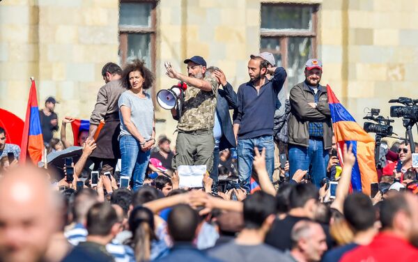 Никол Пашинян, Арарат Мирзоян на Площади Республики (23 апреля 2018). Ереван - Sputnik Азербайджан