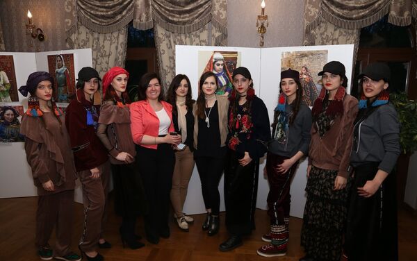 Открытие выставки фотопроекта Дефиле сквозь время: каноны женской моды в Азербайджане - Sputnik Азербайджан