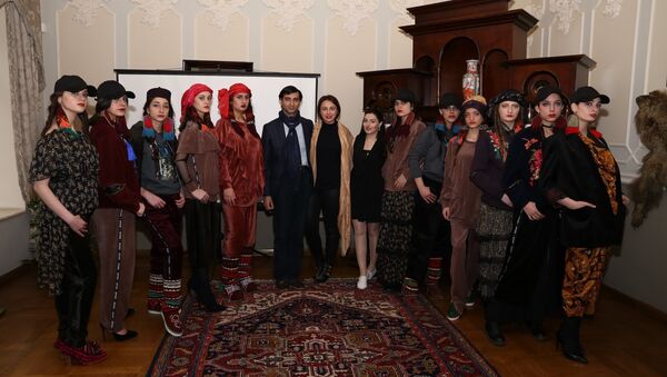 Открытие выставки фотопроекта Дефиле сквозь время: каноны женской моды в Азербайджане - Sputnik Азербайджан