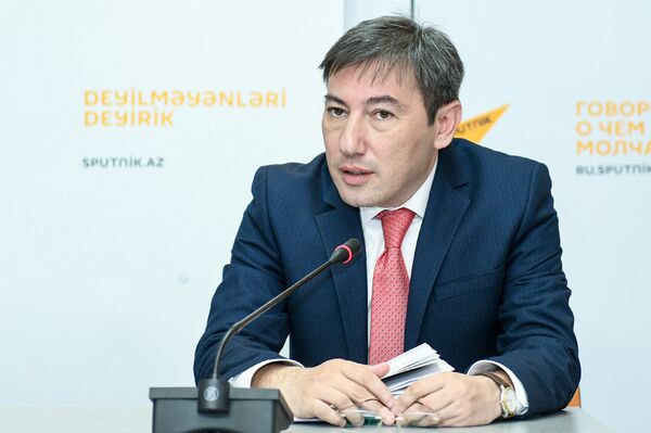 Модератор пресс-конференции, политолог Ильгар Велизаде - Sputnik Азербайджан