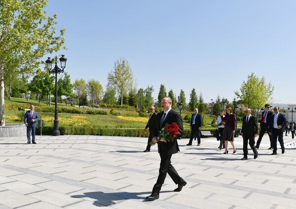 Президент Азербайджана Ильхам Алиев у памятника Гейдару Алиеву в Анкаре, Турция - Sputnik Азербайджан