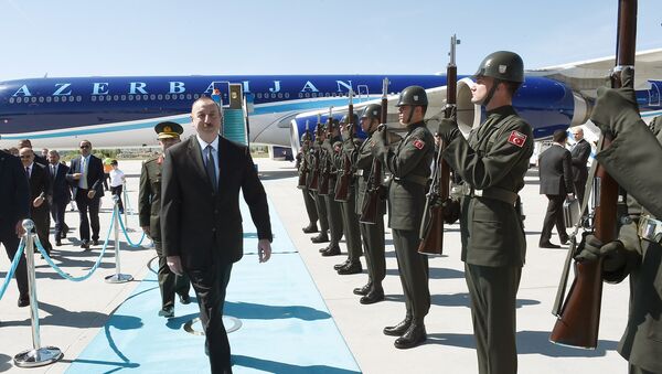 Почетный караул, выстроенный в аэропорту Эсенбога в честь президента Азербайджана Ильхама Алиева. Анкара, Турция, 24 апреля 2018 года - Sputnik Азербайджан