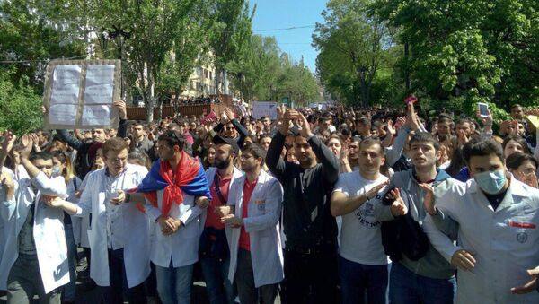 Студенты на улице Абовяна (23 апреля 2018). Ереван - Sputnik Азербайджан