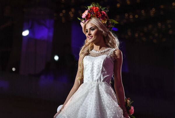 Участница конкурса красоты «Российская красавица 2018» во время соревнований в отеле Корстон в Москве - Sputnik Азербайджан