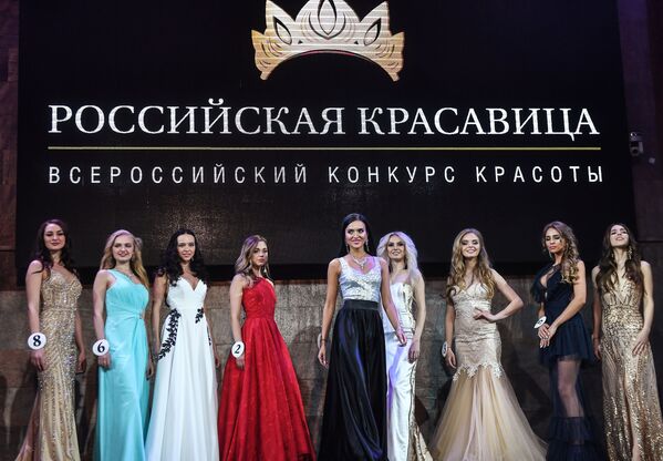 Участницы конкурса красоты «Российская красавица 2018» на церемонии награждения в отеле Корстон в Москве - Sputnik Азербайджан