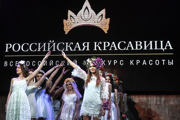Участницы конкурса красоты «Российская красавица 2018» во время соревнований в отеле Корстон в Москве - Sputnik Азербайджан