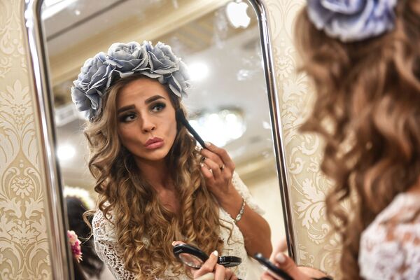Участница конкурса красоты «Российская красавица 2018» перед соревнованиями в отеле Корстон в Москве - Sputnik Азербайджан