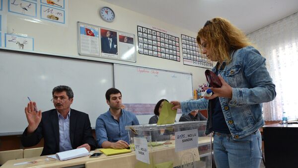 Жительница Стамбула во время голосования на одном из избирательных участков города, фото из архива - Sputnik Азербайджан