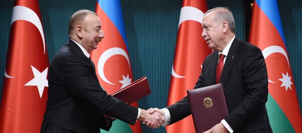 Президенты Азербайджана и Турции Ильхам Алиев и Реджеп Тайип Эрдоган в ходе церемонии подписания документов Президенты Азербайджана и Турции Ильхам Алиев и Реджеп Тайип Эрдоган в ходе церемонии подписания документов - Sputnik Азербайджан