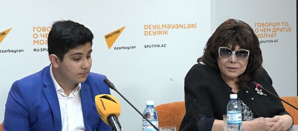 Участник Ты супер! спел для Флоры Керимовой на площадке Sputnik Азербайджан - Sputnik Азербайджан