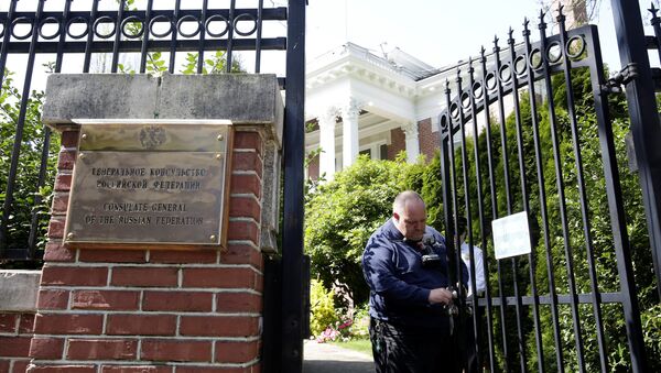 Слесарь меняет замок на воротах бывшей резиденции генерального консула России в Сиэтле в Вашингтоне, США, 25 апреля 2018 года - Sputnik Азербайджан