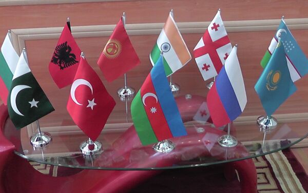 Konsfransda iştirak edən ölkələrin dövlət bayraqları - Sputnik Azərbaycan