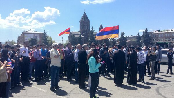 Шествие протестующих на площади Вардананц (26 апреля 2018). Гюмри - Sputnik Азербайджан