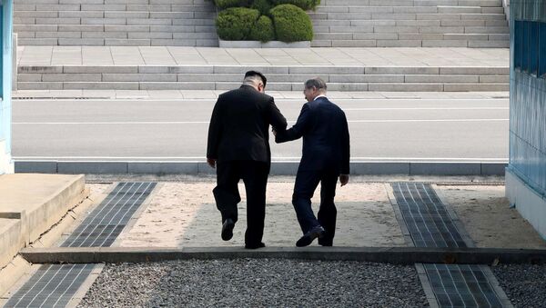 Президент Южной Кореи Мун Чжэ-ин и лидер Северной Кореи Ким Чен Ын встретились в перемирии в деревне Пханмунджом в демилитаризованной зоне - Sputnik Azərbaycan