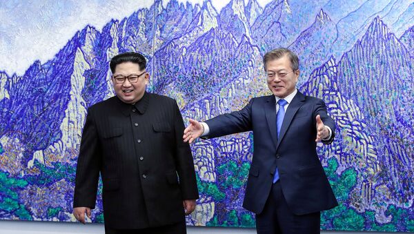 Встреча глав Северной и Южной Кореи Ким Чен Ына и Мун Чжэ Ина (27 апреля 2018). Демилитаризованная зона, Корея - Sputnik Azərbaycan