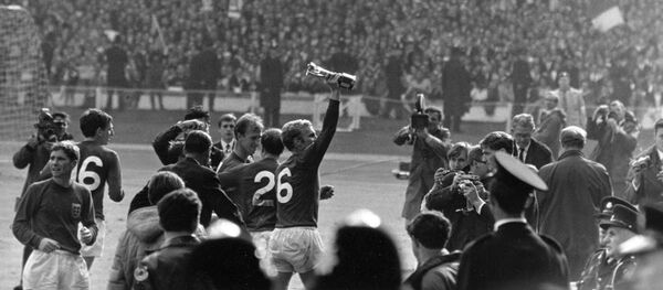 Хозяева Чемпионата мира по футболу 1966, сборная Англии празднуют победу в финале Хозяева Чемпионата мира по футболу 1966, сборная Англии празднуют победу в финале - Sputnik Азербайджан