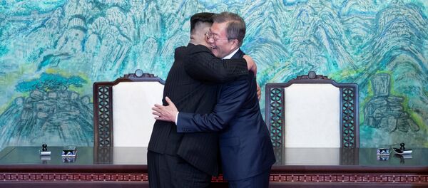 Встреча глав Северной и Южной Кореи Ким Чен Ына и Мун Чжэ Ина (27 апреля 2018). Демилитаризованная зона, Корея Встреча глав Северной и Южной Кореи Ким Чен Ына и Мун Чжэ Ина (27 апреля 2018). Демилитаризованная зона, Корея - Sputnik Азербайджан
