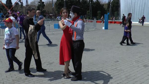 Мимы, танго, алкоголь: как развекают болельщиков Ф1 в Баку - Sputnik Азербайджан
