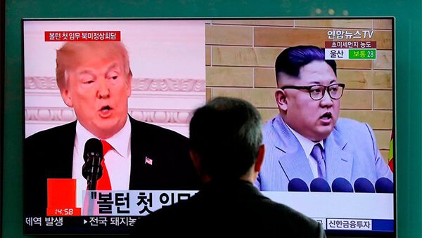 Портреты Дональда Трампа и Ким Чен Ына на экране телевизора в Сеуле, Южная Корея - Sputnik Азербайджан